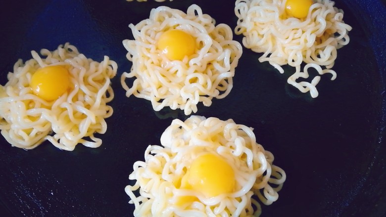 泡面蛋饼（方便面+鹌鹑蛋）,每份上面打一颗鹌鹑蛋
