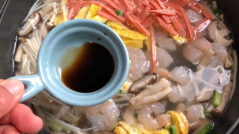 三鲜菌菇汤,加生抽调味