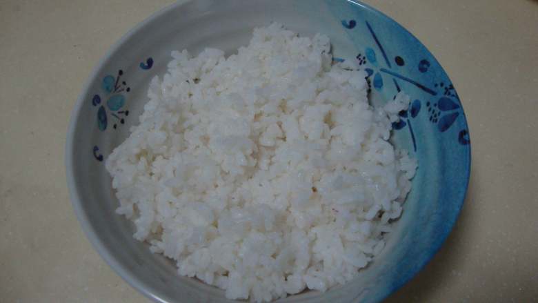 日式牛肉饭,米饭蒸好盛入碗中铺平，铺上肥牛洋葱汁