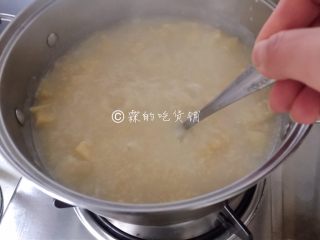 小米燕麦苹果粥,当粥一点点变得浓稠时，记得要不停搅拌，以免糊锅