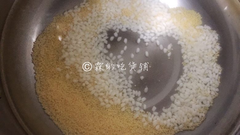 小米燕麦苹果粥,锅里放入适量的水，随后把糯米和小米一起倒入。