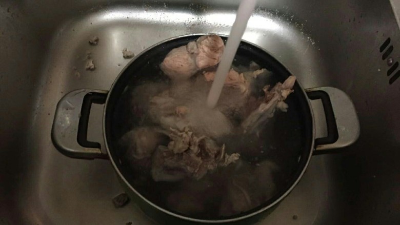 ＃猪肋排#白萝卜炖排骨汤,用冷水洗干净煮出来的脏东西。
