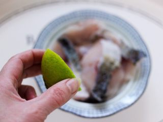 养生又养胃的生滚杂蔬鱼片粥,鱼片里挤入新鲜柠檬汁去除腥味。