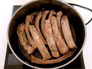 #猪肋排#  秘制香辣烤肋排,把焯好的猪肋排捞出来，用温水清洗干净