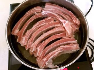 #猪肋排#  秘制香辣烤肋排,锅里加入冷水，放入猪肋排，烧开后焯水5分钟
