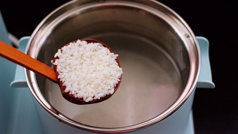 养生又养胃的生滚杂蔬鱼片粥,东菱早餐机的锅里倒入适量的清水，把浸泡好的大米和糯米倒入锅中。
