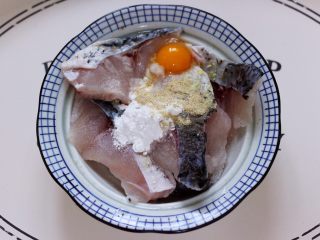 养生又养胃的生滚杂蔬鱼片粥,最后打入一个鹌鹑蛋和料酒。