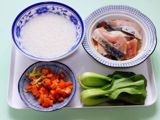 养生又养胃的生滚杂蔬鱼片粥,小油菜摘洗干净，胡萝卜洗净后用刀切成小丁，姜切丝。