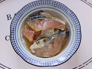养生又养胃的生滚杂蔬鱼片粥,把鱼片和所有调料混合搅拌均匀后腌制半个小时。