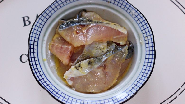 养生又养胃的生滚杂蔬鱼片粥,把鱼片和所有调料混合搅拌均匀后腌制半个小时。