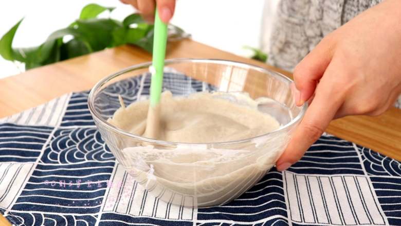杂粮松饼,蛋白霜和杂粮面糊混合，翻拌均匀

tips:这里注意翻拌手法，以免消泡，影响松饼的成型