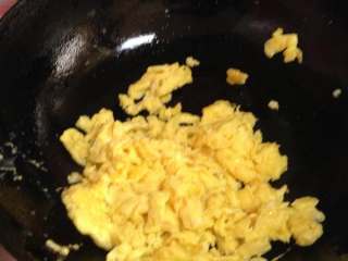 小炒合菜,鸡蛋2个加盐、白胡椒粉充分打散入热油中滑成鸡蛋块盛出备用
