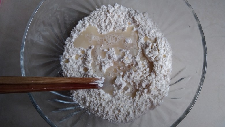 可爱刺猬包,预计做的白色面团是黑色面团的两倍，所以将酵母水2/3倒入面粉里，揉成光滑的面团