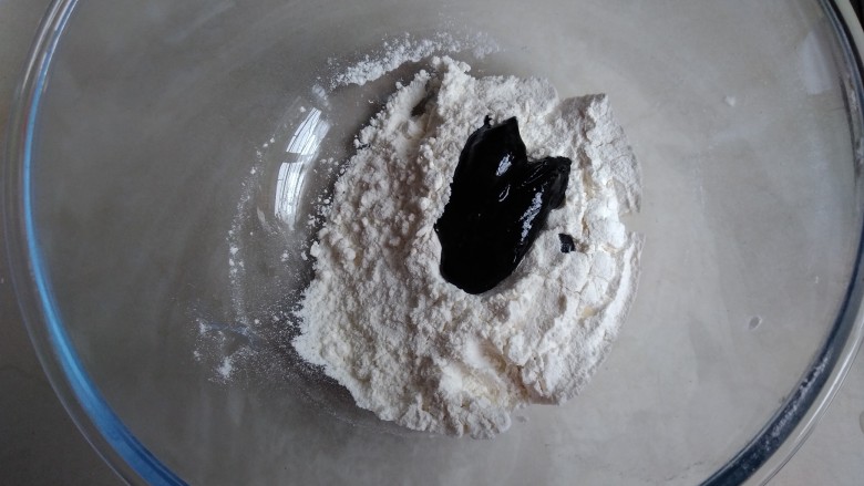 可爱刺猬包,预计做的白色面团是黑色面团的两倍，所以将酵母水2/3倒入面粉里，揉成光滑的面团