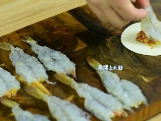 鲜嫩多汁的大虾抱蛋煎饺，你一定得试一下,饺子皮先铺上肉馅，再摆上大虾。