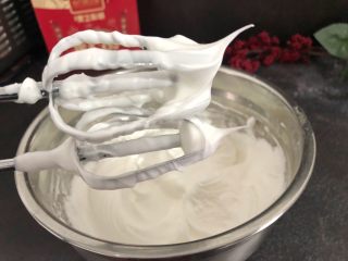 芝麻糊戚风蛋糕,最后打发至蛋白霜提起成小尖尖状态，倒扣不滴落，成细腻的蛋白霜即可