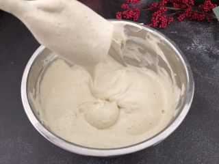 芝麻糊戚风蛋糕,蛋白霜与蛋黄糊混合在一起翻拌，要轻而快翻拌均匀，不可搅拌时间太久，容易消泡.