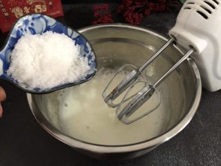 芝麻糊戚风蛋糕,打发至流动性细腻时加入第二次白糖