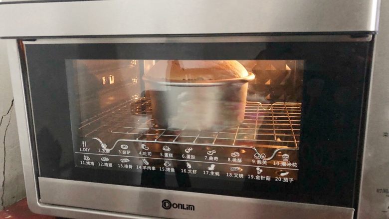 芝麻糊戚风蛋糕,东菱烤箱选择5蛋糕档，上火120度下火150度烤50分钟出炉，这个温度从来没失败过，当然不同烤箱温度不同，只作为参考