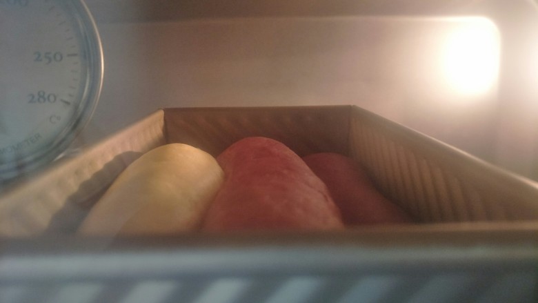 少女心渐变土司💝,面团二发，想做方方正正的土司就盖上土司盒冬天大概发酵90分钟左右，需要看面团发酵程度