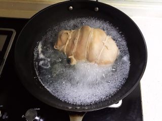 #猪腿#   冷切猪腿,锅里加入冷水，放入猪腿焯水，水开后煮15分钟
