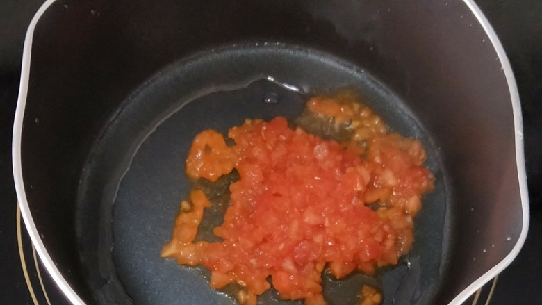 香辣咖喱火锅,热锅凉油，然后倒入番茄，炒到番茄变软后倒入热水烧开。