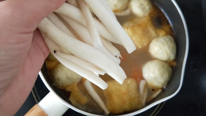 香辣咖喱火锅,放蟹味菇