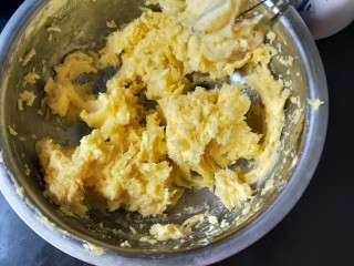 蔓越莓饼干,黄油室温软化后加入糖粉，然后用打蛋器打均匀，不用打发。