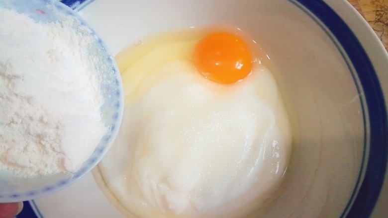 酸奶饼（酸奶+鸡蛋）,少量多次的加入面粉