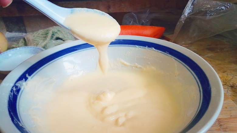酸奶饼（酸奶+鸡蛋）,搅拌至这样的浓稠度