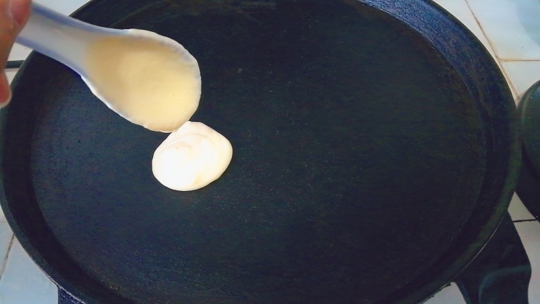 酸奶饼（酸奶+鸡蛋）,每个小饼一勺，做好后大小是均匀的