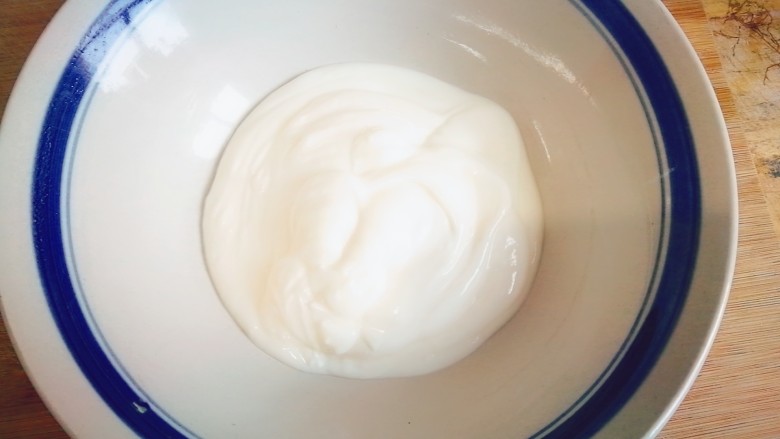酸奶饼（酸奶+鸡蛋）,酸奶倒入容器备用