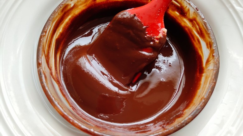 巧克力流心汤圆,隔水搅拌至完全融化，如图中状态。