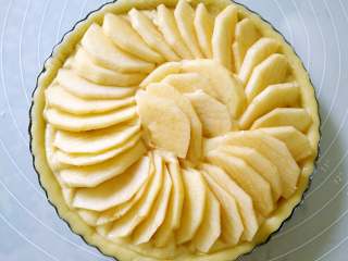 无需编织网格的苹果派,将苹果去皮去核切片，均匀铺在内馅上，表面抹融化的黄油