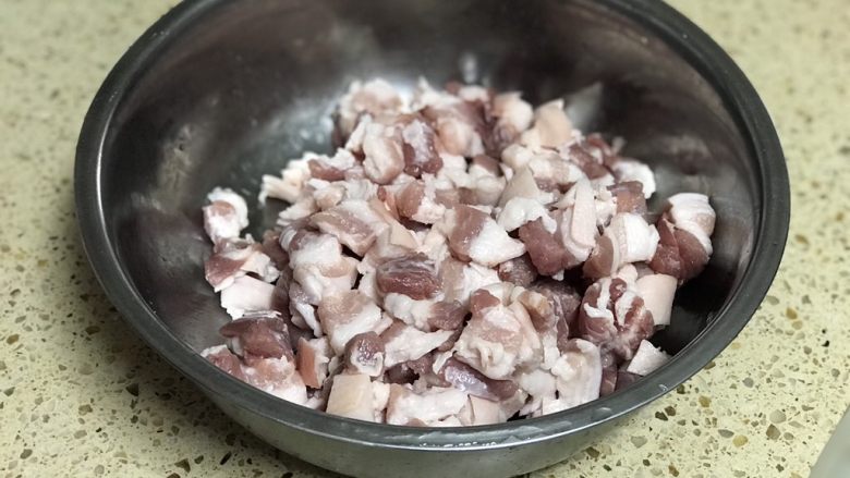 #猪五花#卤肉饭,五花肉洗净切成小条或小块儿。