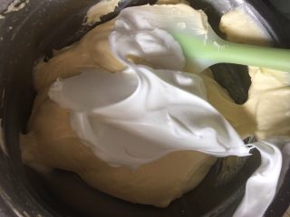 轻乳酪蛋糕（6寸）,将打发好的蛋白分次拌入奶酪蛋黄糊