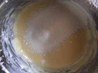 轻乳酪蛋糕（6寸）,将低粉和淀粉筛入
