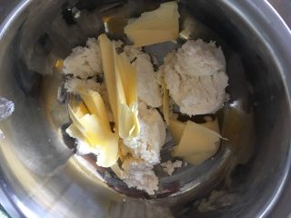 轻乳酪蛋糕（6寸）,奶油奶酪和黄油隔温水加热