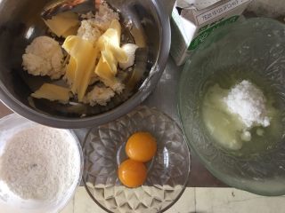 轻乳酪蛋糕（6寸）,称好材料备用，蛋黄蛋清分离好，盛蛋清的容器一定要无水无油
