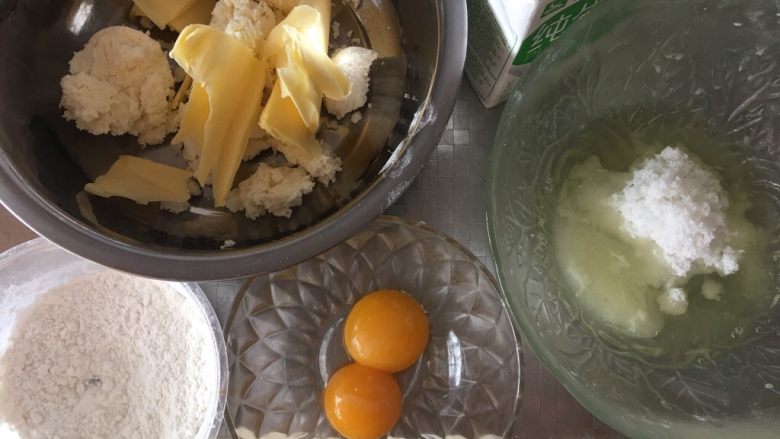 轻乳酪蛋糕（6寸）,称好材料备用，蛋黄蛋清分离好，盛蛋清的容器一定要无水无油