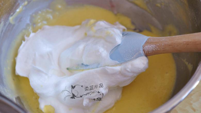 珍珠元宝小蛋糕,蛋白与蛋黄混合均匀。