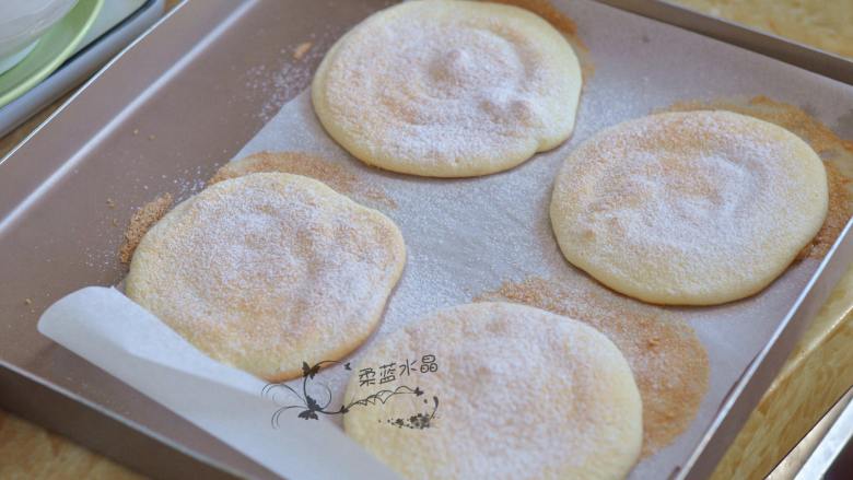 珍珠元宝小蛋糕,放入烤箱中，170度烘烤10分钟，取出等到不烫手时，将蛋糕与油纸分离，表面筛上糖粉。