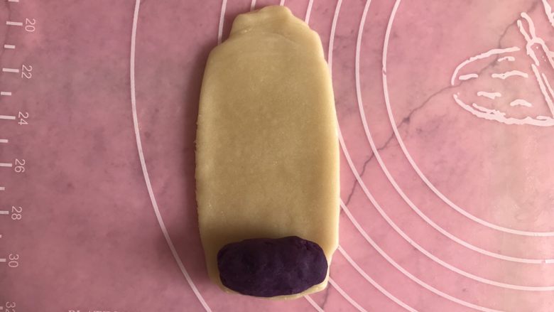 千层紫薯酥,擀成长条放上紫薯馅 卷起来（紫薯馅一个15g）