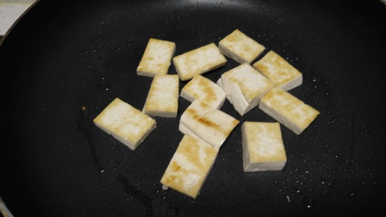 豆腐炒胡萝卜西兰花茎,煎至两面金黄。