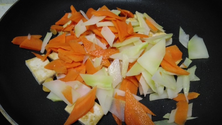 豆腐炒胡萝卜西兰花茎,放入胡萝卜和西兰花茎。
