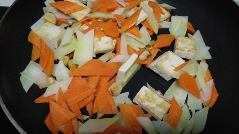 豆腐炒胡萝卜西兰花茎,翻炒均匀。