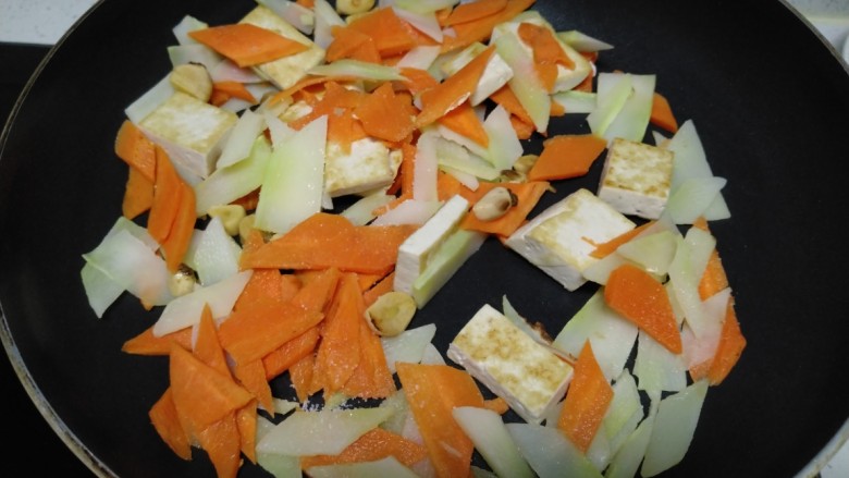 豆腐炒胡萝卜西兰花茎,加入盐。