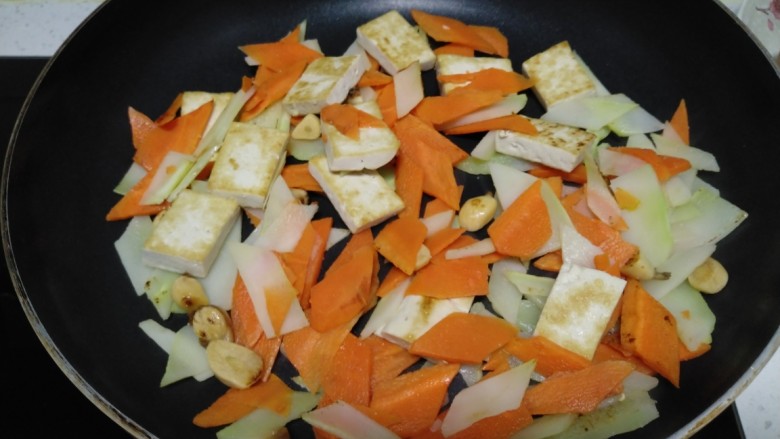 豆腐炒胡萝卜西兰花茎,翻炒均匀。
