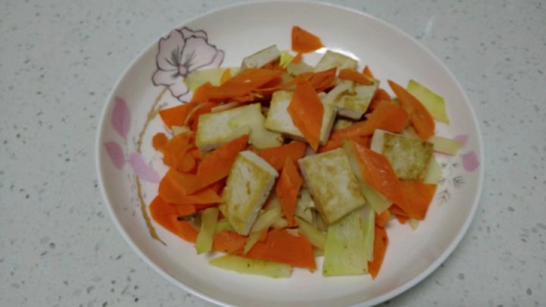 豆腐炒胡萝卜西兰花茎,盛入盘中。