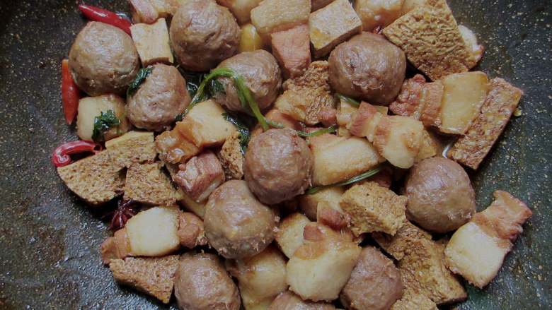 五花肉炖冻豆腐,盖上锅盖，大火煮至汤水将干，打开锅盖，将汤汁继续收干，加入适量的鸡精炒均，美味即成。